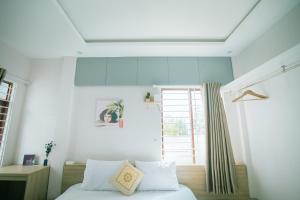 フエにあるTùng Homestayのベッドルーム(ベッド1台、窓付)