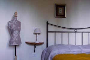 a mannequin next to a bed in a bedroom at La Quercia di Aorivola in Caianello Vecchio