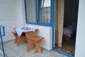 ein Badezimmer mit einem Waschbecken und zwei Hockern neben einem Fenster in der Unterkunft Vila Tanase in Costinești