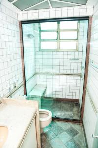 y baño con aseo y lavamanos. en Hotel Vanity para adultos, en Río de Janeiro