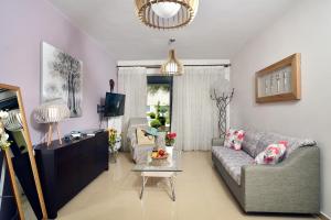 salon z kanapą i stołem w obiekcie Alexandra's Relaxing Suite w mieście Kalamaki