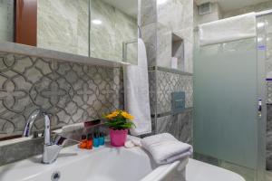 Koupelna v ubytování Raimond Hotel
