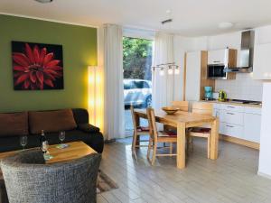 - un salon avec un canapé et une table dans l'établissement Haus Ischia, à Binz