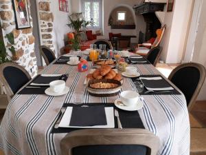 een lange tafel met een tafelkleed met voedsel erop bij Chalbonia in Louhossoa