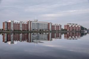 a group of buildings next to a body of water at 164 Seeteufel Ferienwohnung in Wilhelmshaven