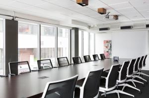 una gran sala de conferencias con una mesa larga y sillas en Comfort Hotel Union Brygge en Drammen