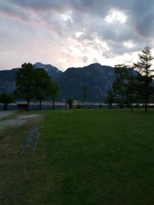 Una escalera en un campo con montañas en el fondo en B & B Seeblick Krippenstein, en Obertraun