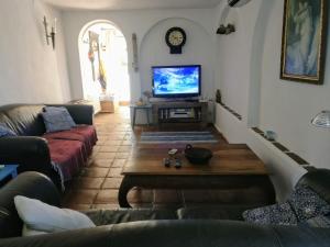 Televízia a/alebo spoločenská miestnosť v ubytovaní Venta Real 12v