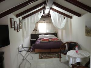 um pequeno quarto com uma cama e uma janela em Arbel Guest House Shavit Family em Arbel