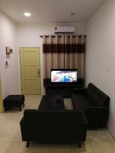 TV a/nebo společenská místnost v ubytování Address No 915, Lorong Uni Central 13, Taman Uni Central, Kuching Samarahan Expressway