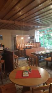 - un restaurant avec des tables et des chaises en bois dans l'établissement Seeblick Krippenstein, à Obertraun