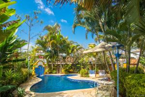 uma piscina no resort em Arraial Velho Pousada Tematica em Tiradentes