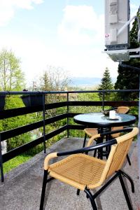 patio ze stołem i krzesłami na balkonie w obiekcie Bankya Guest House - Sofia w mieście Bankja