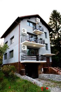 un edificio con balcones en un lateral en Bankya Guest House - Sofia en Bankya