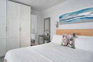 سرير أو أسرّة في غرفة في Camps Bay Studio Guesthouse - Studio