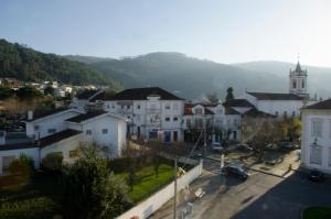 uma vista para uma cidade com uma montanha ao fundo em Casa do Relógio em Lousã