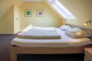 a large bed in a room with an attic at Buedlfarm-Scheune in Sahrensdorf