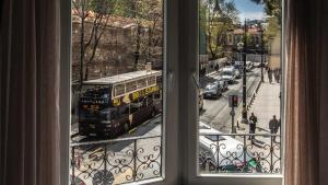 een uitzicht vanuit een raam van een bus op een straat bij Idylle Hotel in Istanbul