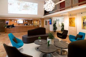 a lobby with couches and chairs and a waiting room at Hôtel Ariane in Fos-sur-Mer