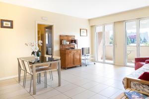 salon ze stołem i jadalnią w obiekcie City Residence w mieście Perugia