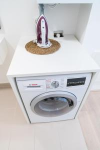 a washer and dryer in a white room at Luxury Suites Liechtenstein in Vienna