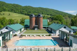 an aerial view of a resort with a swimming pool at Overlook Manor in Hot Springs