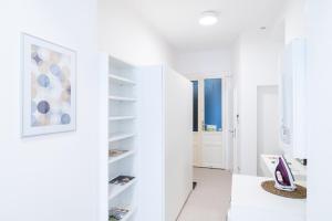 biały pokój z białymi półkami i korytarzem w obiekcie Luxury Suites Liechtenstein w Wiedniu +37 zdjęć