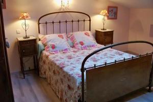 een slaapkamer met een groot bed met 2 nachtkastjes bij Gîte Le Galta - Maison entiére tout équipée, 2 chambres, SdB avec bain à remous, terrasse privative in Saint-Fortunat-sur-Eyrieux