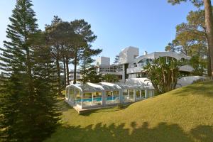 Um jardim em Hotel del Lago Golf & Art Resort