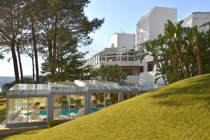 Um jardim em Hotel del Lago Golf & Art Resort