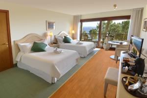 Cama ou camas em um quarto em Hotel del Lago Golf & Art Resort