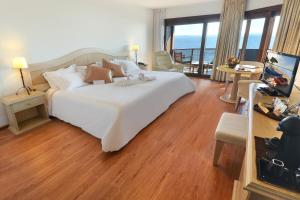 Cama ou camas em um quarto em Hotel del Lago Golf & Art Resort