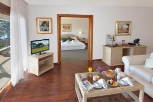 Cama ou camas em um quarto em Hotel del Lago Golf & Art Resort