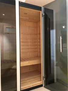 vestidor con paneles de madera y puerta de cristal en Villa Adagio, en Badenweiler