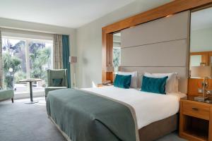 En eller flere senger på et rom på Portmarnock Resort & Jameson Golf Links