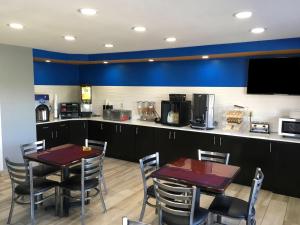 A restaurant or other place to eat at Americas Best Value Inn Denham Springs