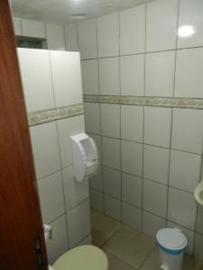 La salle de bains est pourvue de toilettes blanches et d'un lavabo. dans l'établissement Fazenda Hotel Alvorada, à Santos Dumont