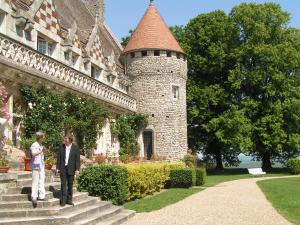 a man and a woman standing on the steps of a castle at Hattonchatel Château & Restaurant La Table du Château in Hattonchâtel