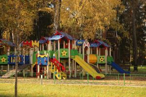 un parque infantil con tobogán en Resort Iksha en Iksha
