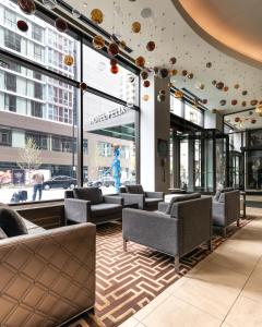 eine Lobby mit Sofas und Stühlen in einem Gebäude in der Unterkunft Hotel Felix in Chicago