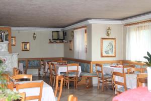 A restaurant or other place to eat at Garnì Goccia d'Oro