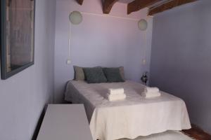 1 dormitorio con 1 cama con 2 almohadas en CAL CUP casa reposo vacacional, en Bisbal del Penedès