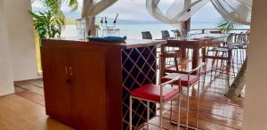 Restaurace v ubytování Villa Naatang Bohol Beach House 1