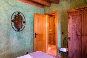 a bedroom with a bed and a mirror on the wall at El Mirador del Alberche 1 in Navaluenga