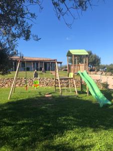 Sân chơi trẻ em tại Agriturismo La Rocca Manna