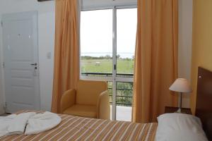En eller flere senger på et rom på Brisas del Lago Apart y Hotel