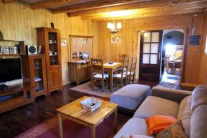 a living room with a couch and a table at Villa el Manantial in Vega de San Mateo
