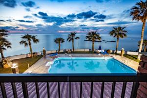 una piscina en un balcón con vistas al océano en Sun Camero Apartments, en Pomos