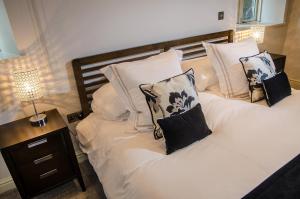 柯比朗斯代爾的住宿－Contemporary Barn Conversion in Stunning Setting，卧室内的两张床和枕头