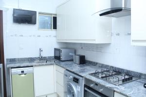 Kuchyň nebo kuchyňský kout v ubytování SSCFG APTMS & SUITES - SAMMY's PLACE + 36 fotografií
